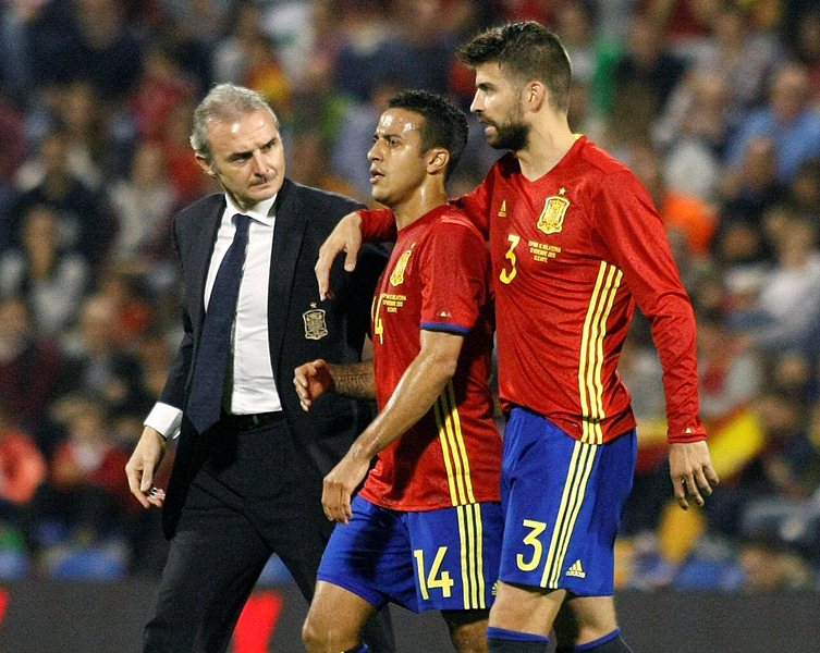 Thiago es consolado por su compañero de equipo Gerard Piqué. (Foto Prensa Libre: EFE)