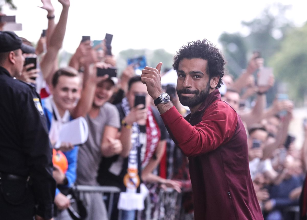 El egipcio Mohamed Salah a su llegada al hotel de concentración del Liverpool en Kiev, Ucrania. (Foto Prensa Libre: EFE)