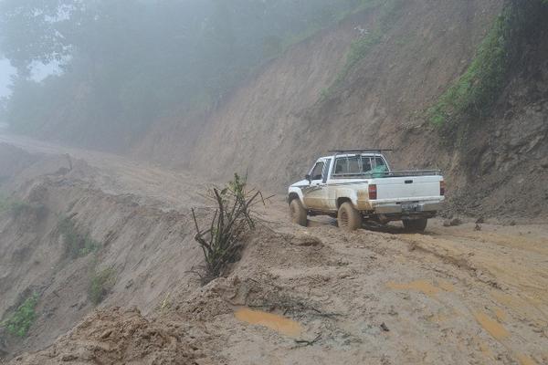 Tramo carretero se vuelve intransitable durante el invierno, en comunidad de Zacapa. (Foto Prensa Libre: Julio Vargas)