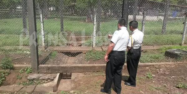 Agentes de la PNC revisan el lugar por donde escaparon los reos de la Granja Penal Canadá, en Escuintla. (Foto Prensa Libre: Carlos Paredes)