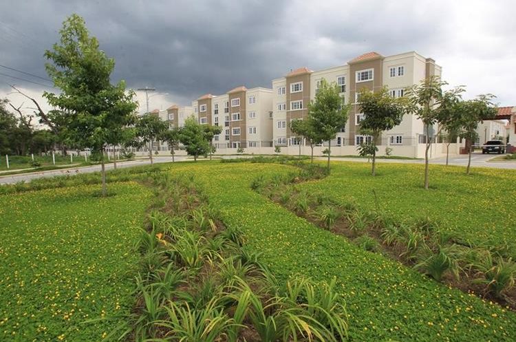 Hay 17 áreas residenciales en Condado El Naranjo en las que viven mil 500 familias -unas 10 mil personas-. (Foto Prensa Libre: Esbin García)