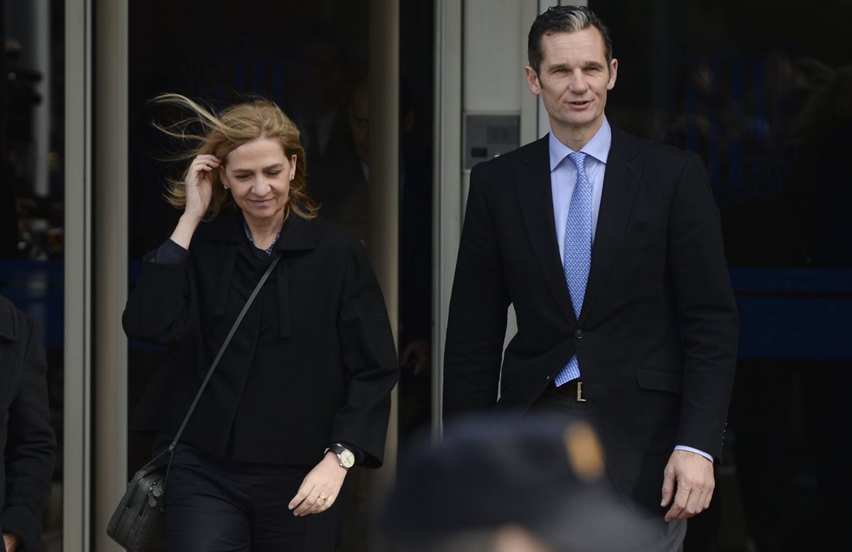 Cristina de España y su esposo Inaki Urdangarin, abandonan la sala de audiencias en Palma de Mallorca. (Foto Prensa Libre:AP).