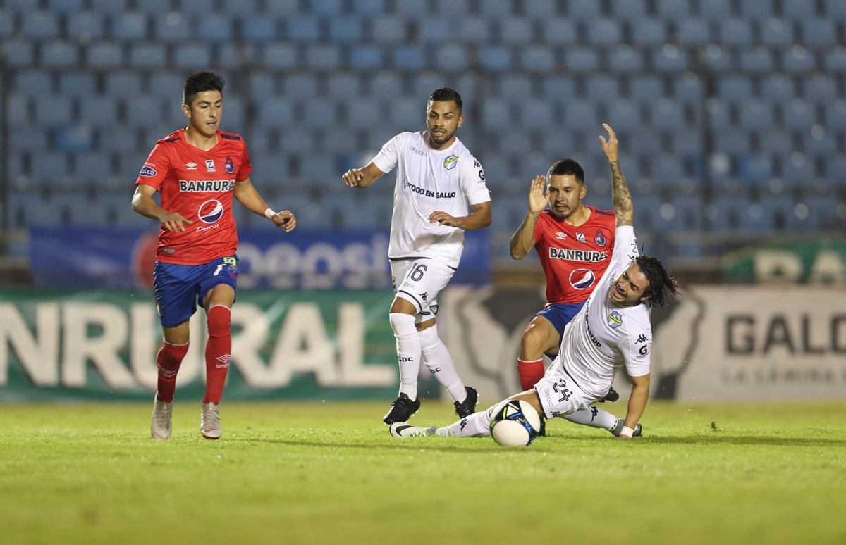 Kendell Herrarte, de Comunicaciones, y Jaime Alas, en disputa por el balón. (Foto Prensa Libre: Francisco Sánchez).