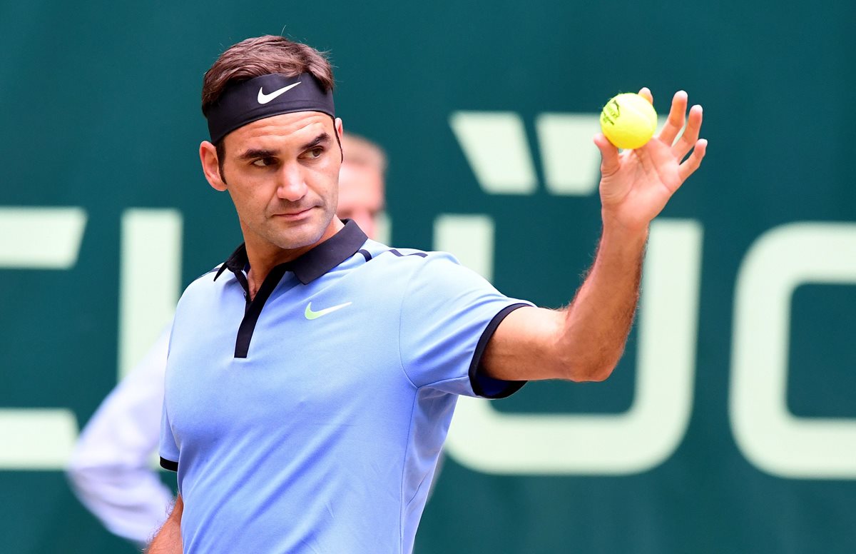 Roger Federer en acción durante el partido de este sábado contra Karen Khachanov. (Foto Prensa Libre: AFP)