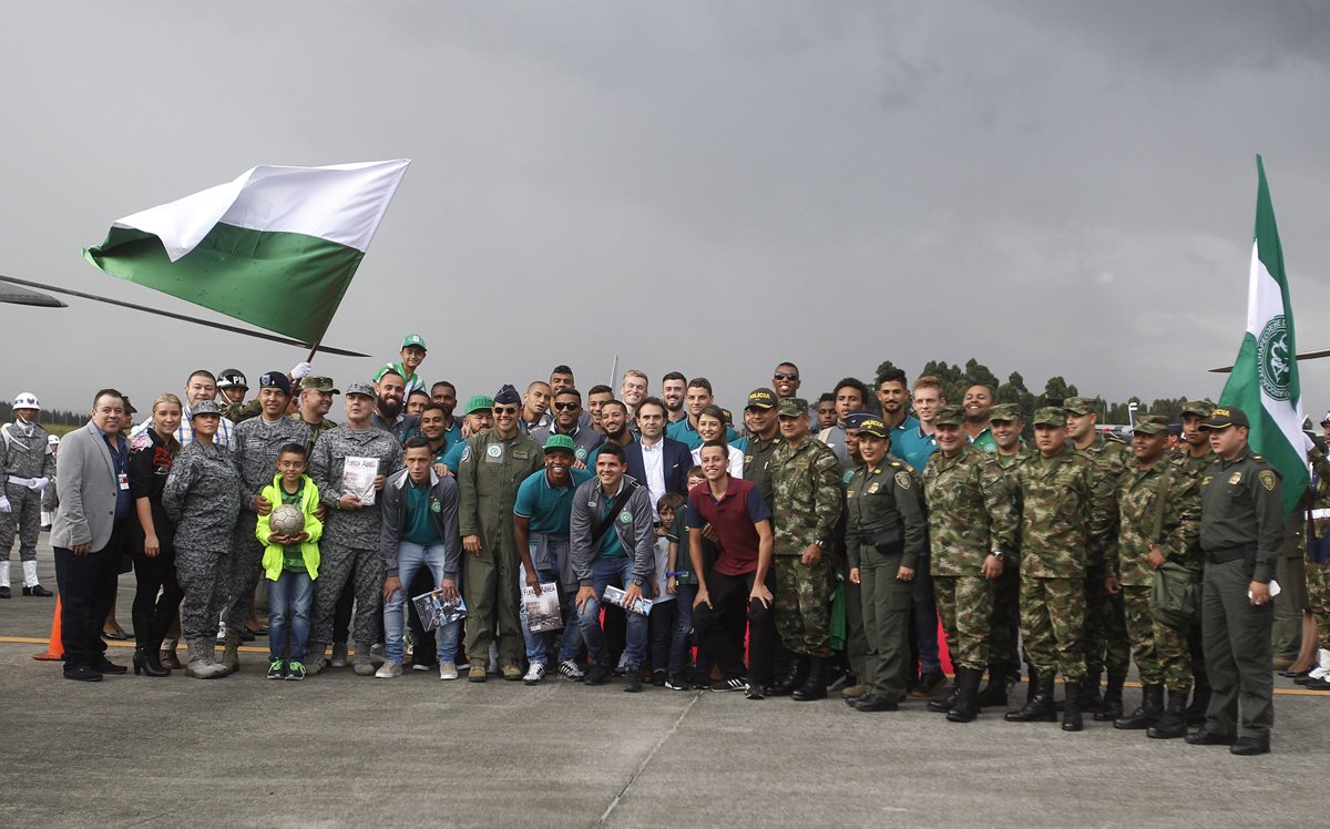 Jugadores y comitiva del equipo Chapecoense posan con autoridades colombianas. (Foto Prensa Libre: AFP)