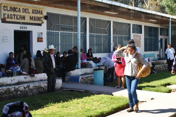 En el hospital Rodolfo Robles se atienden cada día unos 20 pacientes con dolencias respiratorias, en Xela. (Foto Prensa Libre: Alejandra Martínez).<br _mce_bogus="1"/>