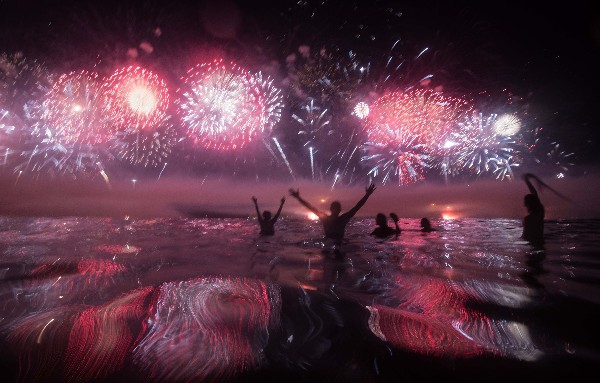 <span class="hps">Varias personas observan los fuegos artificiales</span> <span class="hps">en</span> <span class="hps">Copacabana</span> <span class="hps">en Río de</span> <span class="hps">Janeiro</span><span>, Brasil</span><span class="hps">. (Foto Prensa Libre: AFP).</span>