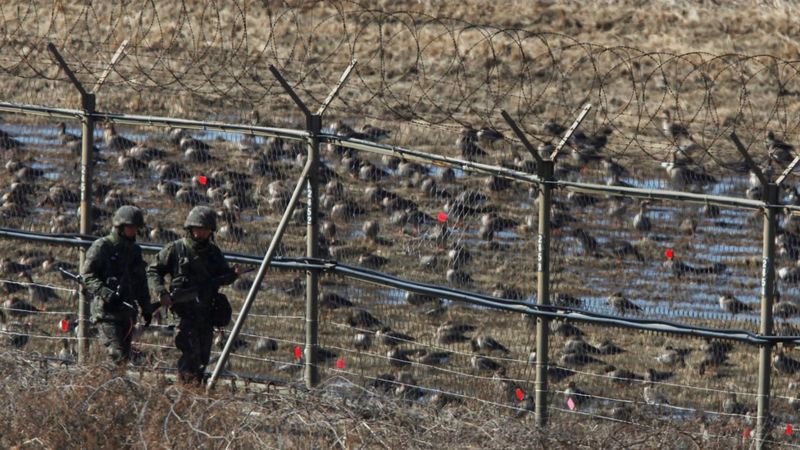 Aunque no inéditas, las deserciones a través de esta frontera son muy poco frecuentes. REUTERS