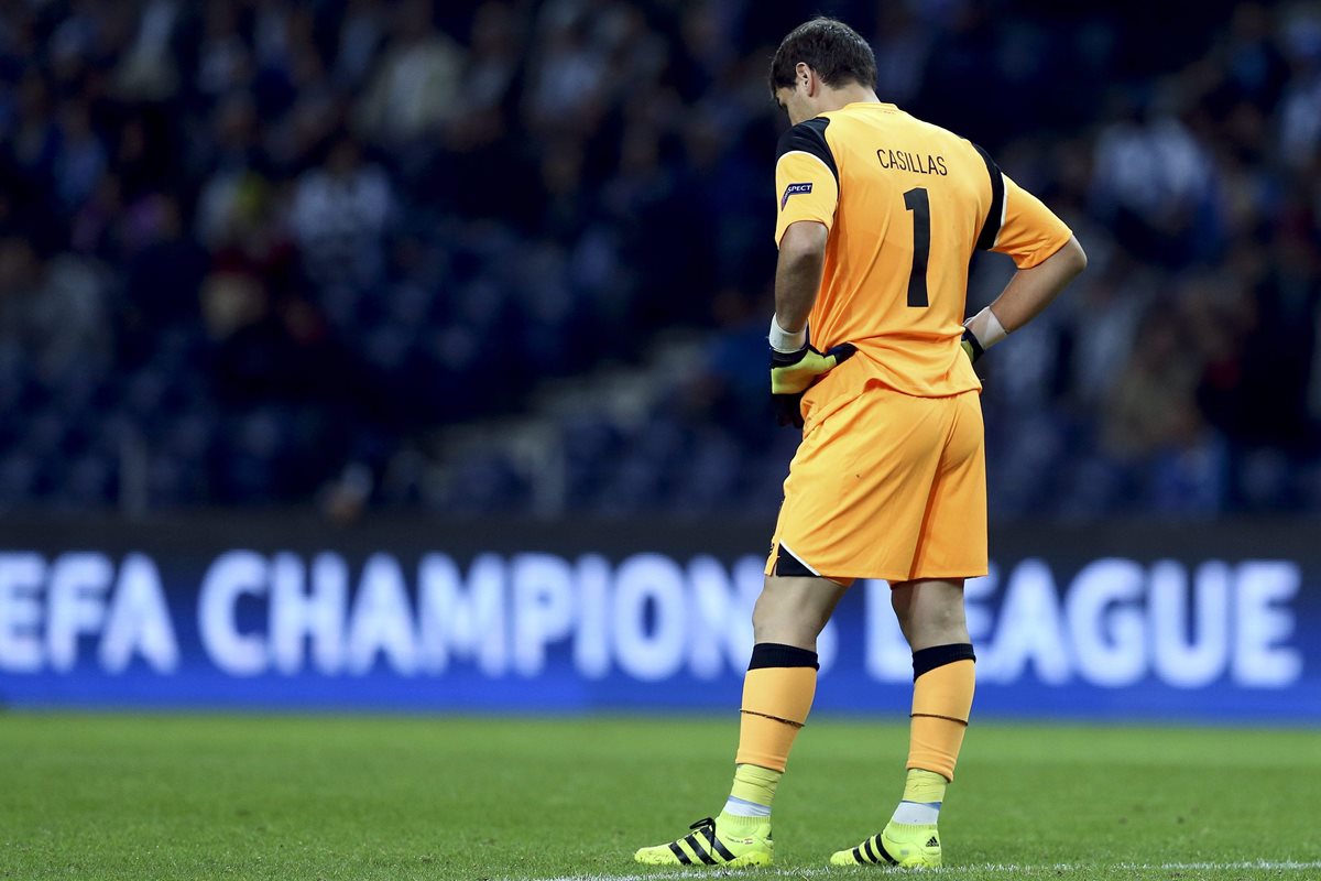 El guardameta español del Oporto Íker Casillas, con un Mundial y dos Eurocopas, cumple hoy diecisiete años desde que debutó en Liga de Campeones con aquel Real Madrid de Toshack. (Foto Prensa Libre: AFP)