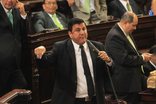 El diputado Estuardo Galdámez, primer secretario de la Junta Directiva del Congreso, defendió la compra de una flotilla de vehículos y la remodelación de su oficina. (Foto Prensa Libre: Hemeroteca PL)