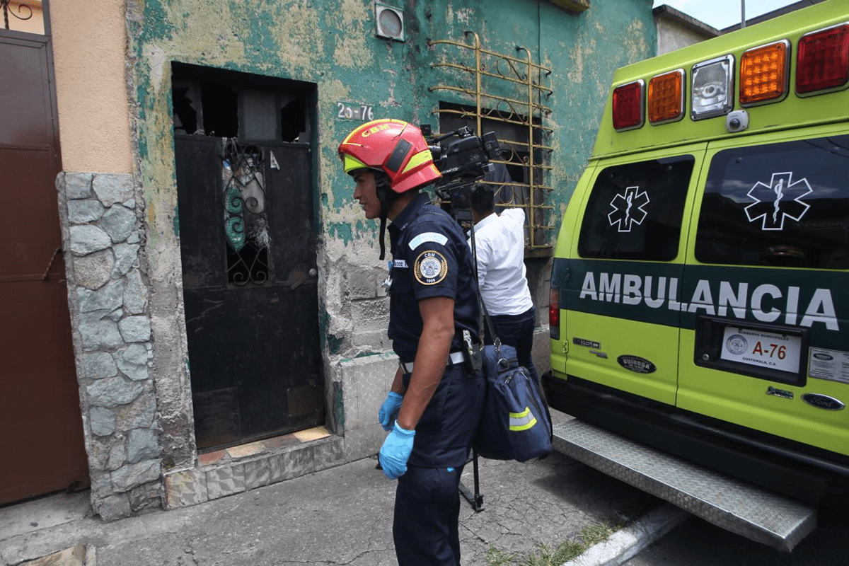 Un socorrista camina frente al inmueble donde ocurrió el hecho, en la zona 5 capitalina. (Foto Prensa Libre: Érick Ávila)