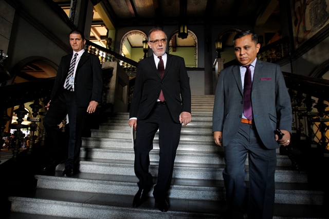 El comisionado de la Cicig, Iván Velásquez, baja unas gradas del Palacio Nacional después de reunirse, junto a la Fiscal General, con los presidentes de los tres poderes del Estado. (Foto Prensa Libre: Paulo Raquec)