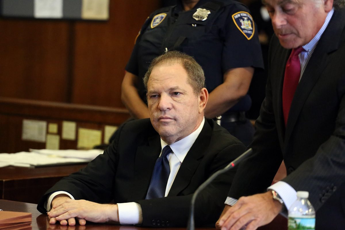 Harvey Weinstein compadece ante un tribunal en Manhattan por tres nuevos cargos por delitos sexuales, en Nueva York (Foto Prensa Libre: EFE)