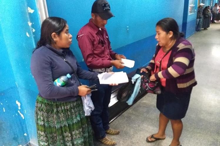 Familiares de Alejandra Icó Chub en la morgue del Inacif de Cobán, Alta Verapaz. (Foto Prensa Libre: Aura Andersen)