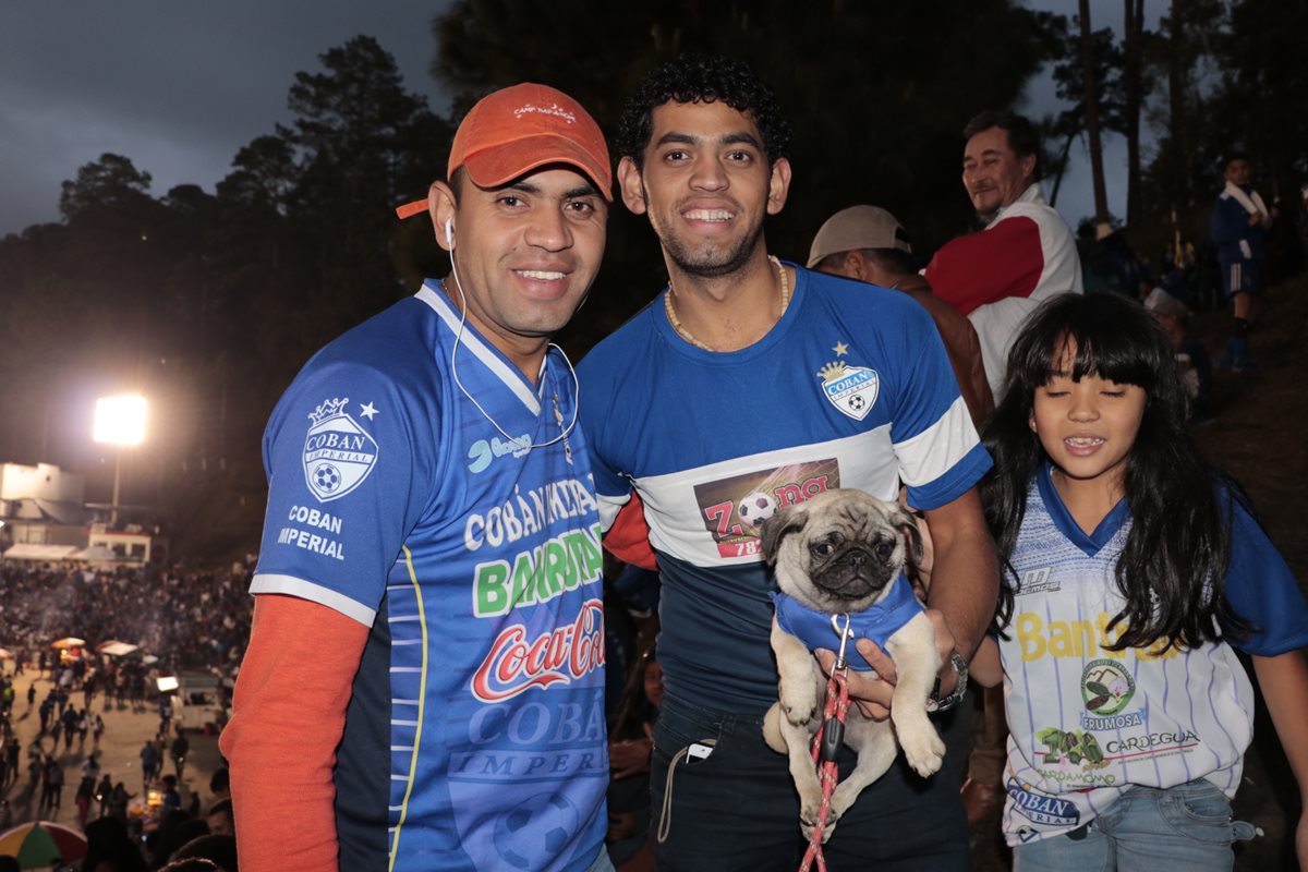 Hasta las mascotas asistieron para dar su apoyo a los cobaneros.