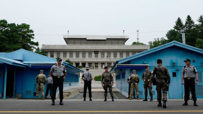 Es el único lugar donde los soldados de Corea del Norte y los de EE. UU. y Corea del Sur se ven las caras día y noche. GETTY IMAGES