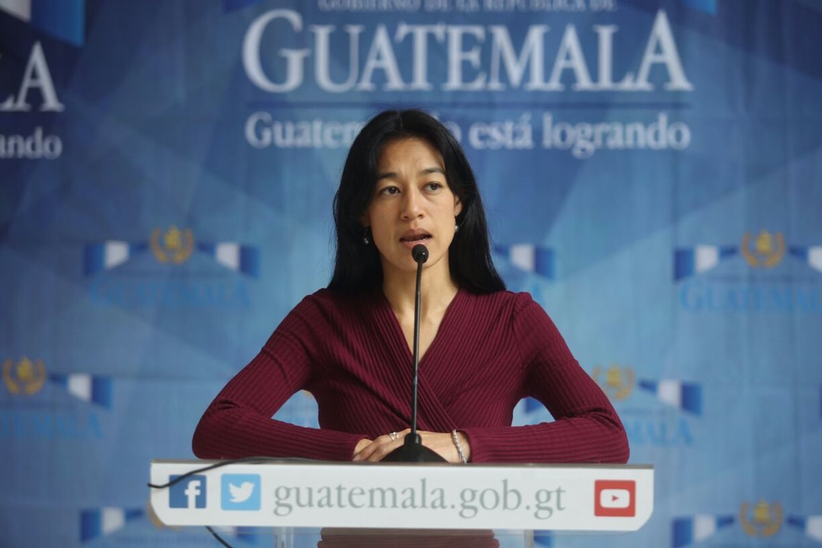 Ministra de Salud, Lucrecia Hernández Mack, da declaraciones a la prensa al finalizar la reunión de gabinete. (Foto Prensa Libre: Oscar Rivas)