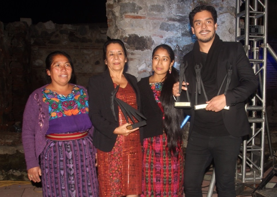 María Telón, Marina Peralta, Jayro Bustamante y María Mercedes Coroy, recibieron los premios Ícaro, con los que Ixcanul suma 35 galardones en festivales de cine. (Foto Prensa Libre: Miguel López)