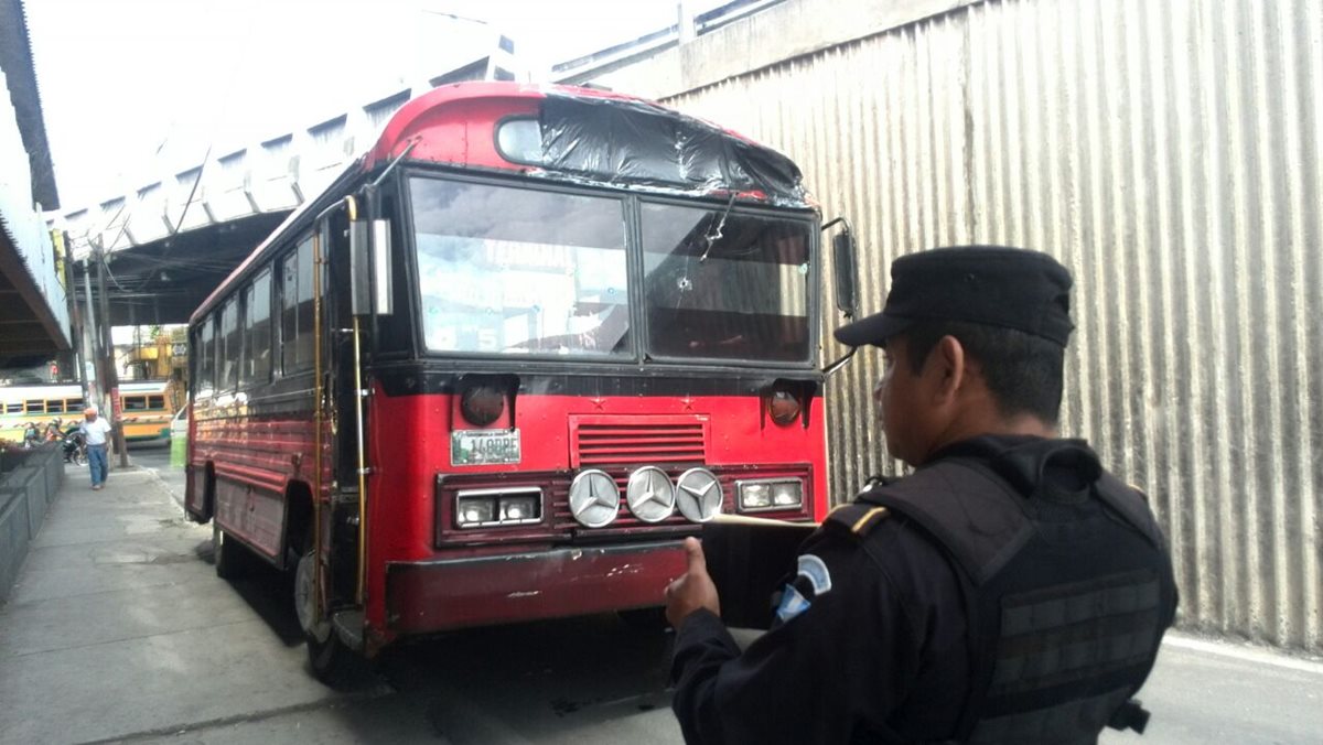 El piloto de la ruta 21 resultó herido luego que presuntos pandilleros atacaron la unidad en la zona 19 capitaliana. (Foto Prensa Libre: É. Ávila)