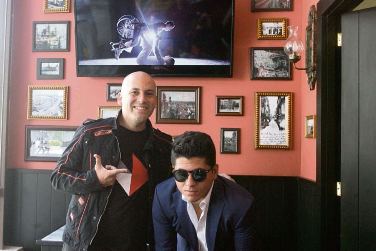 Francis Dávila presenta su nuevo video que fue producido por Giuseppe Badalamenti —con gafas—. (Foto Prensa Libre: Ana Lucía Ola)