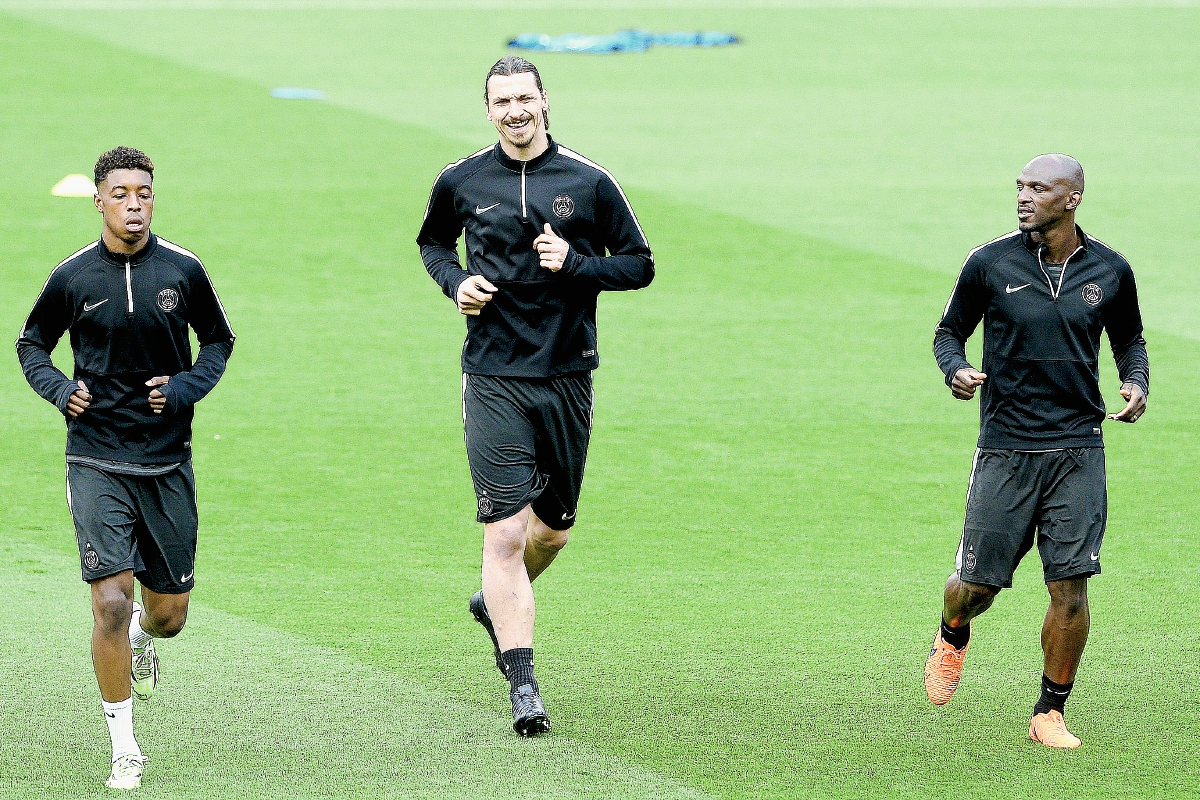 Blaise Matuidi,  Zlatan Ibrahimovic y Zoumana Camara durante el entrenamiento de ayer. (Foto Prensa Libre: AFP)