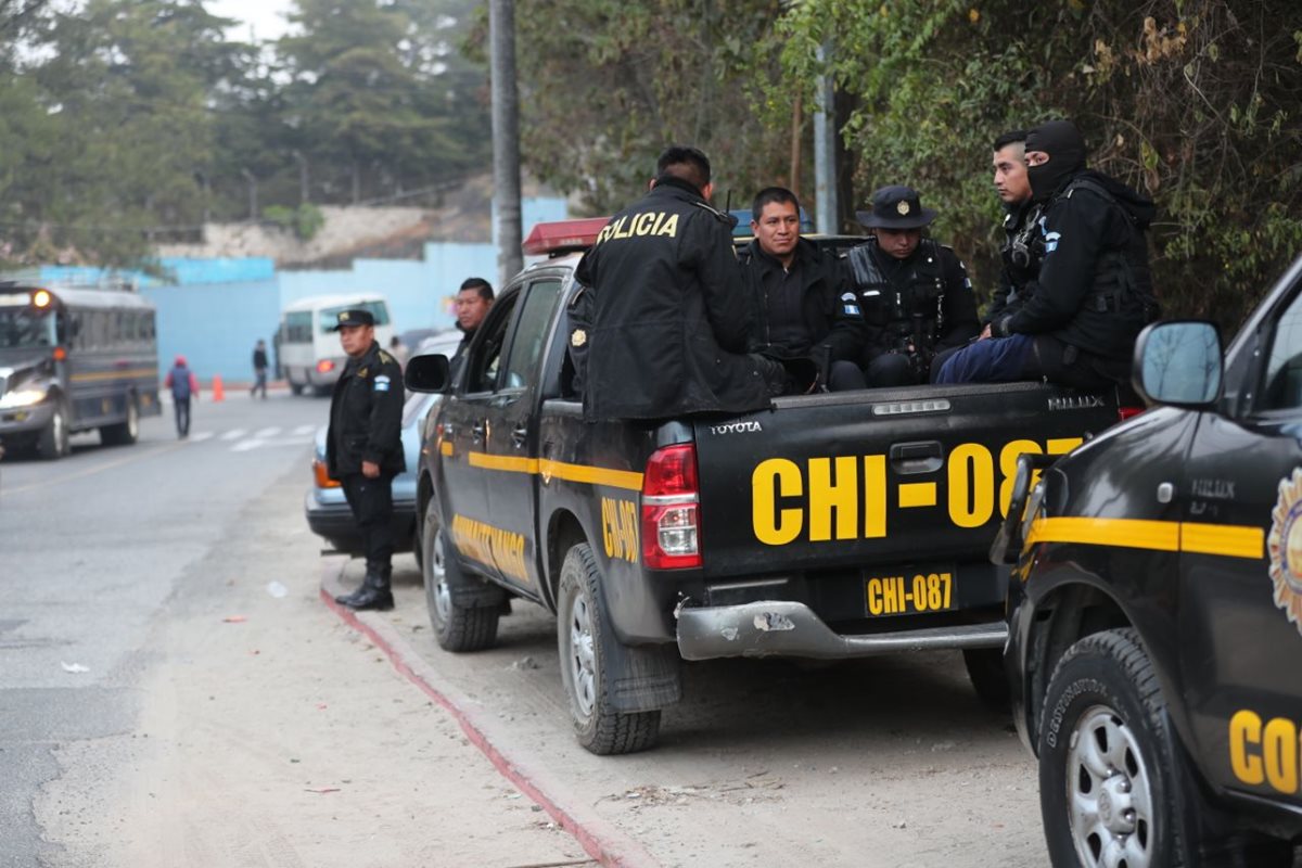 Autoridades efectúan una requisa en el Preventivo de la zona 18, mientras familiares de los reos esperan afuera para visitar a los internos. (Foto Prensa Libre: Érick Ávila)