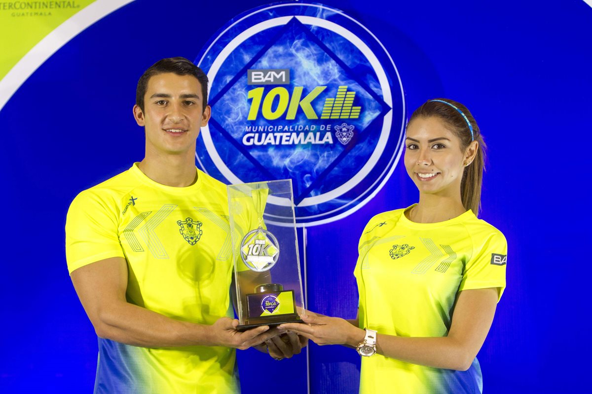 Presentación de la medalla y playera oficial de la séptima edición de los 10K nocturnos. (Foto Prensa Libre: Norvin Mendoza)