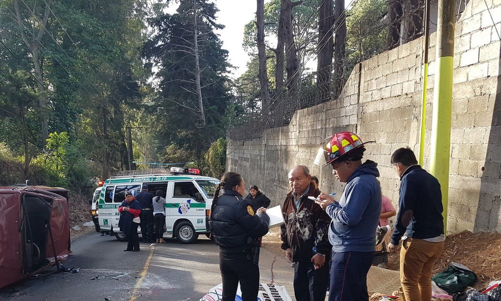 El picop volcó luego del impacto con otro vehículo. (Foto Prensa Libre: Bomberos Municipales Departamentales)