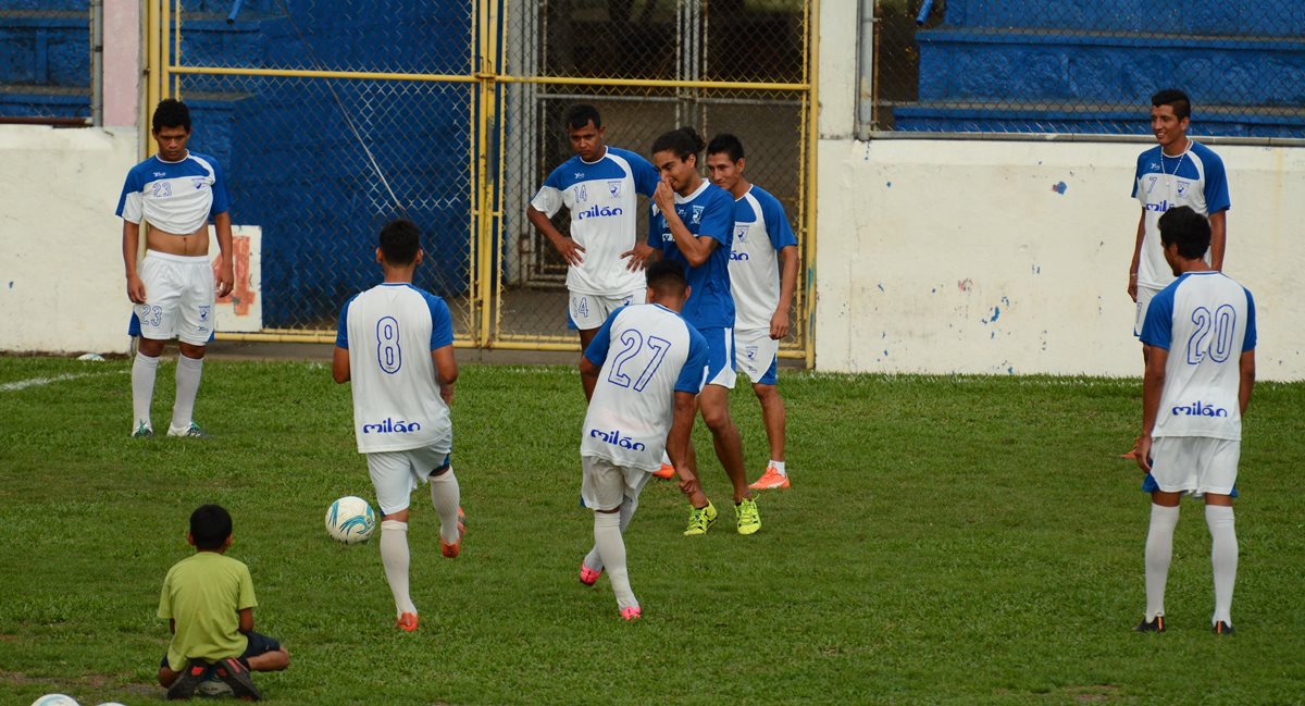 Los jugadores venados trabajan en el estadio Carlos Salazar en preparación al juego contra Malacateco.