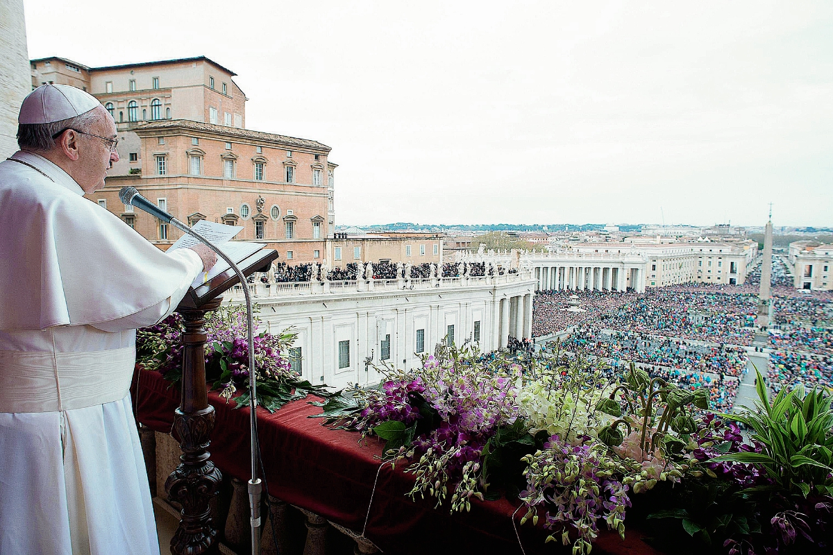 El Papa Francisco habla desde el balcón central de la basílica de San Pedro. (Foto Prensa Libre: AFP)