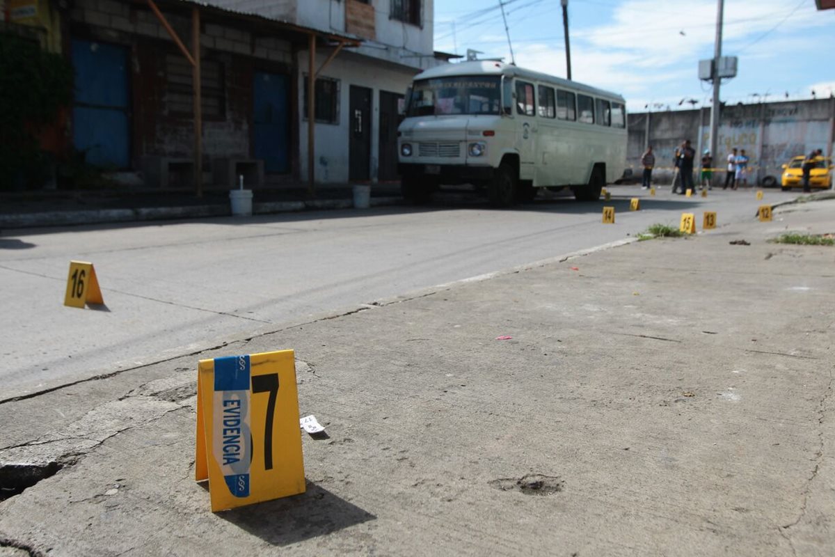 Casquillos rodean el microbús donde fue atacado Edwin Alvarado, en la colonia Villa Lobos. (Foto Prensa Libre: Álvaro Interiano)