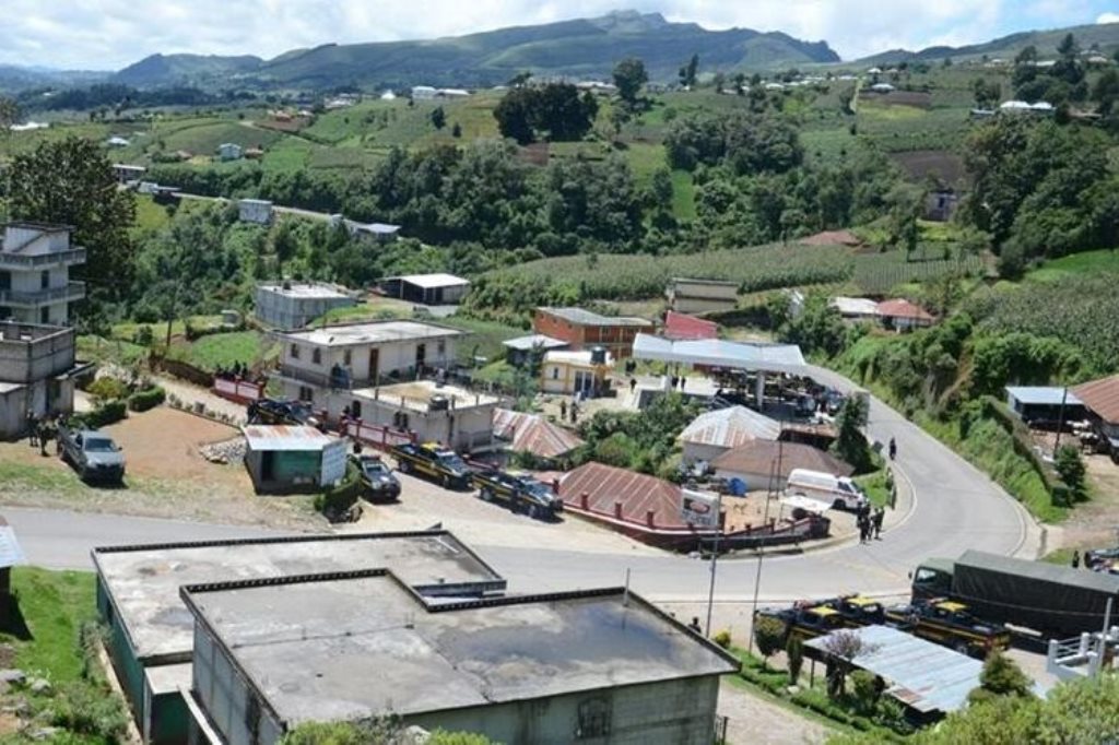 Agentes de la PNC resguardan lugar donde pobladores de Ixchiguán y Tajumulco se han enfrentado, en San Marcos. (Foto Prensa Libre: Hemeroteca PL).