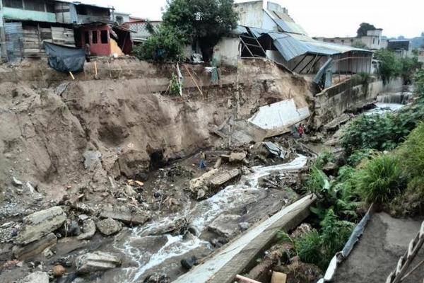 Los encargados de la bodega intentan recuperar los insumos que cayeron al río Pinulá. (Foto Prensa Libre: Erick Ávila)