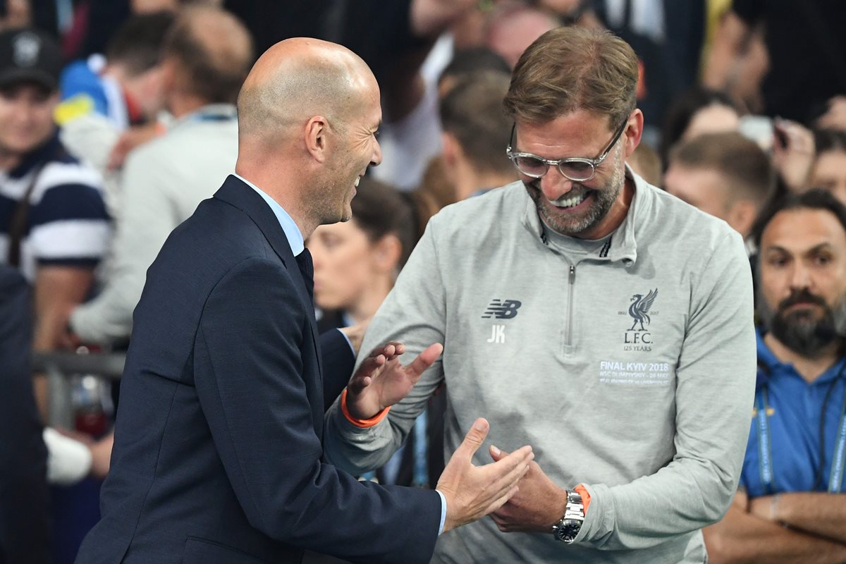 Zinedine Zidane y Jurgen Klopp se saludan al concluir la final de la Champions League. (Foto Prensa Libre: AFP)