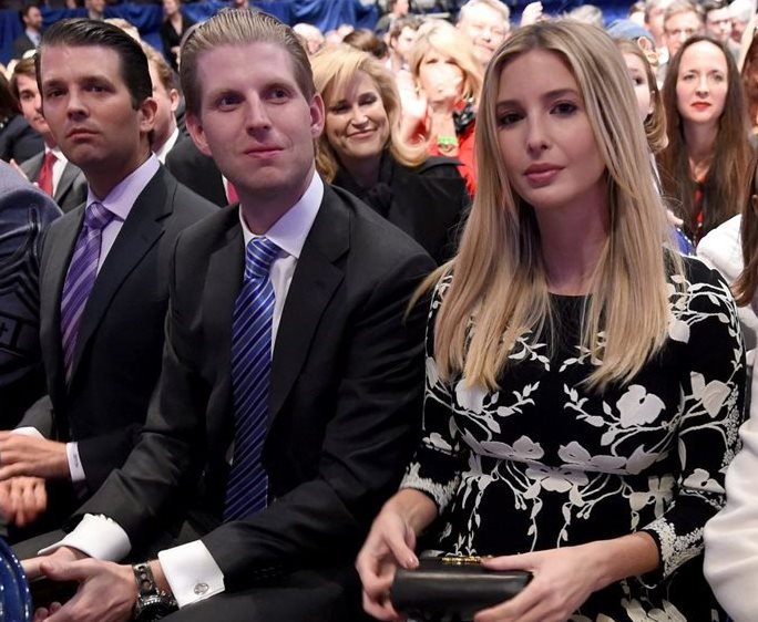 Ivanka Trump (der.) junto a su hermano Eric Trump en un acto público de su padre, el precandidato Donald Trump. (Foto Prensa Libre: AFP).