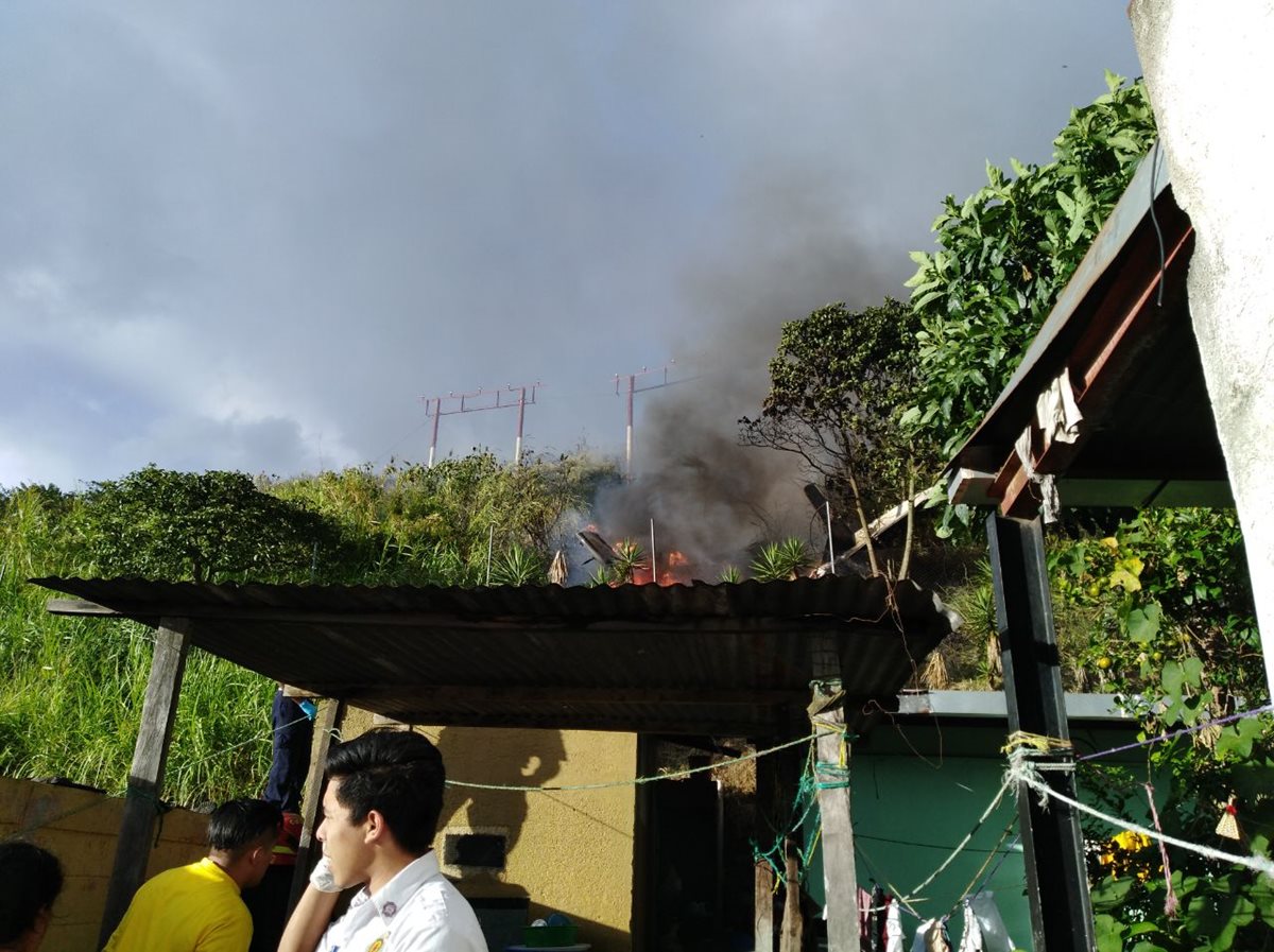 Vecinos apoyaron a cuerpos de socorro para apagar el fuego.