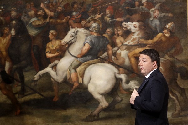 El primer ministro italiano, Matteo Renzi llega a una conferencia de prensa en Roma. (Foto Prensa Libre: AP)