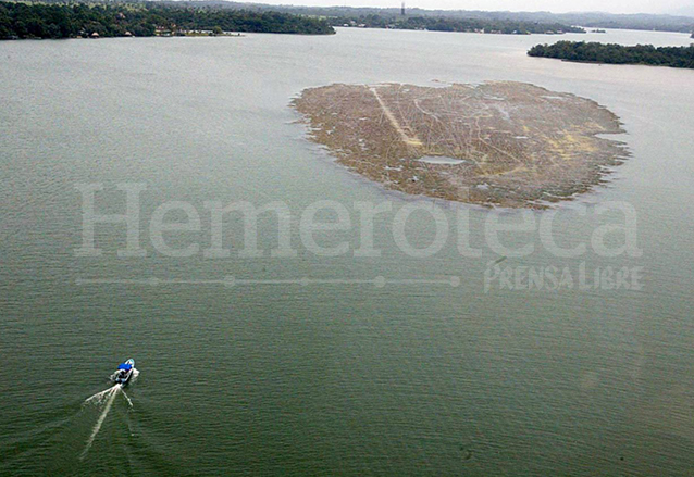 Foto que ilustraba la portada de Prensa Libre del 15 de julio de 2002 informando sobre la contaminación en el lago de Izabal. (Foto: Hemeroteca PL)