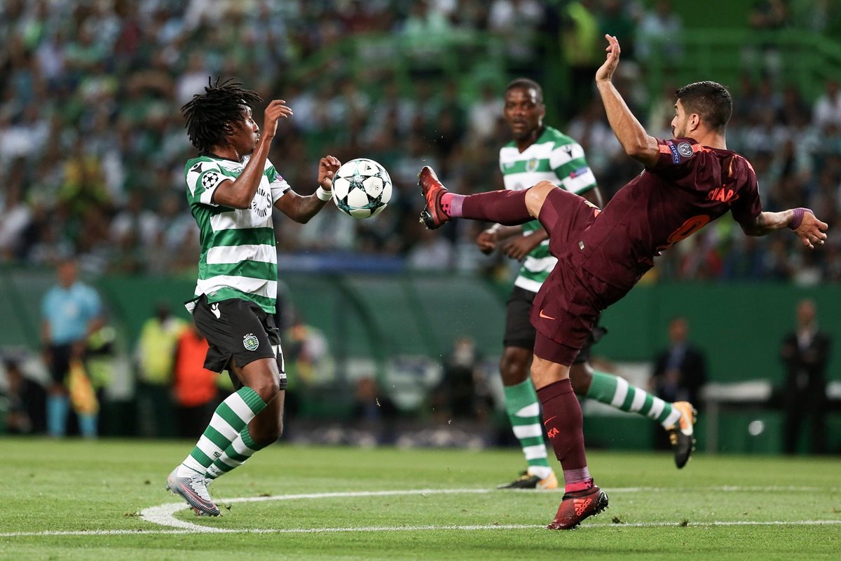 Gelson Martins pelea la pelota con Luis Suárez.