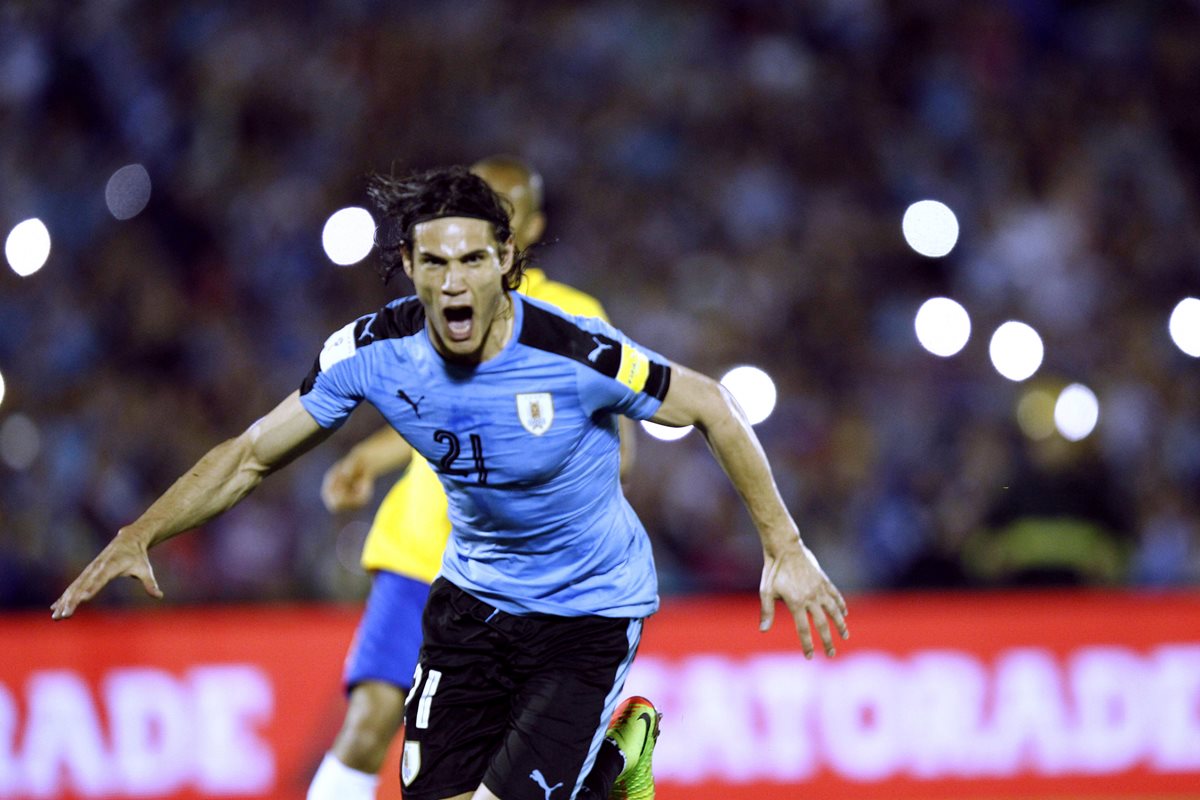 Edinson Cavani corre y grita gol después de abrir el marcador en Montevideo.