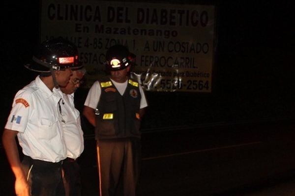 Socorristas observan el cadáver de un hombre que fue encontrado en el kilómetro 163 de la ruta al Pacífico, en Mazatenango. (Foto Prensa Libre: Danilo López)<br _mce_bogus="1"/>