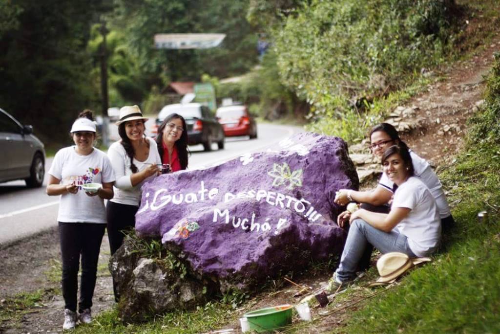 Jóvenes decidieron transformar la propaganda en obras de arte. La mayoría en postes, laderas, piedras y puentes.