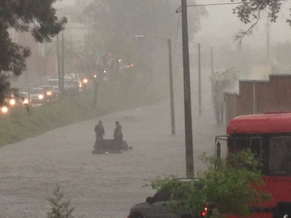 Vehículos quedaron atrapados por inundación en bulevar Bosques de San Nicolás, zona 4 de Mixco. (Foto Prensa Libre: Cortesía)