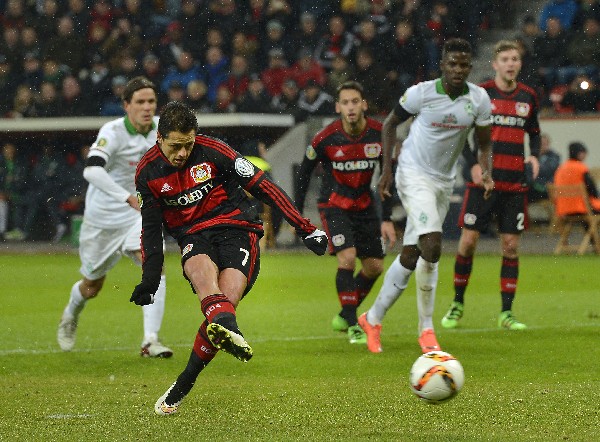 El delantero mexicano, Javier Hernández anotó el martes contra el Bremen y se lesionó. (Foto Prensa Libre: AP)