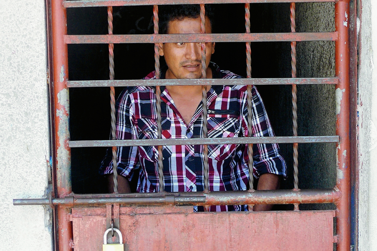 José Arnoldo Martínez fue capturado en Puerto Barrios, Izabal, señalado de haberle dado muerte a su esposa. (Foto Prensa Libre: Edwin Perdomo)