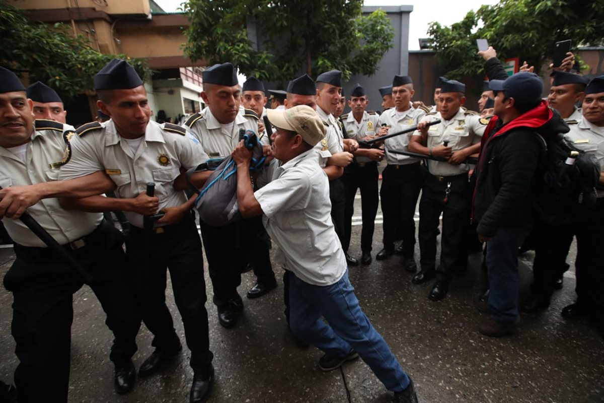 Para salir del Congreso los diputados llamaron a la Policía que bloqueó la manifestación de un grupo de guatemaltecos. (Foto Prensa Libre: Paulo Raquec)