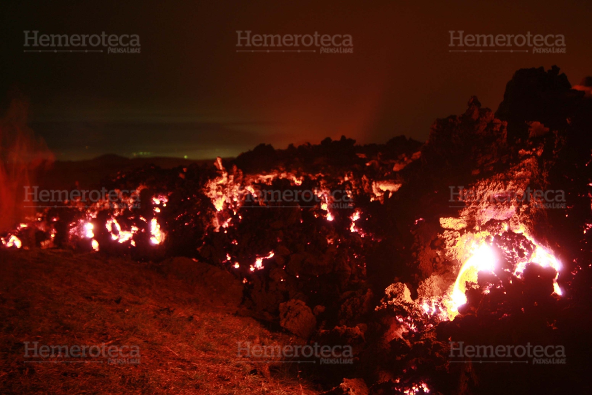 Vista de la erupción en las cercanías del crater del Volcán Pacaya.