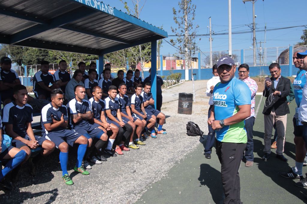 El técnico Juan Carlos Plata con su nuevo equipo el Deportivo Mixco. (Foto Prensa Libre: Norvin Mendoza)