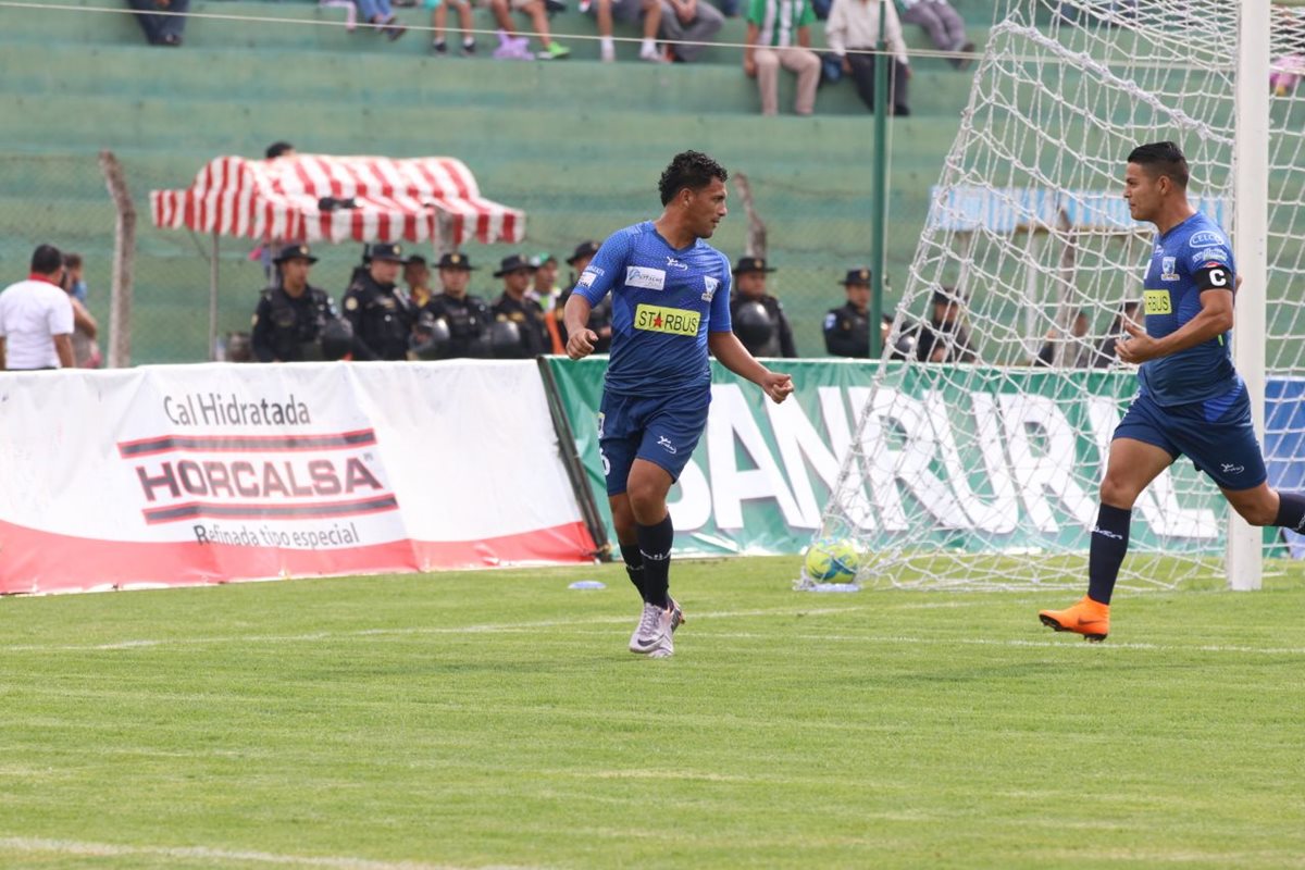 Esquivel celebra el 1-0 de Suchi junto al salvadoreño Kevin Santamaría.