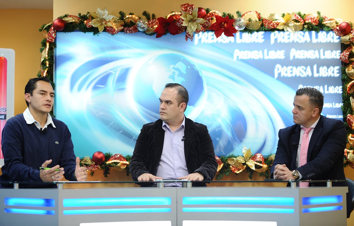 Carlos Figueroa, Milton Meléndez (reportero de Tododeportes) y Érick Ovalle. (Foto Prensa Libre: Francisco Sánchez)